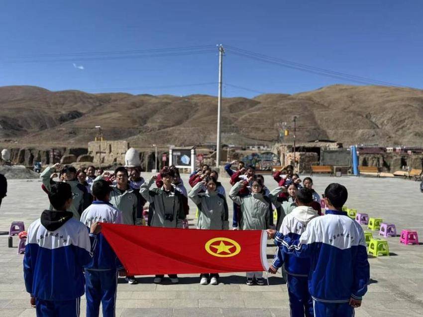 ”弘扬五四精神，挥洒热血青春“--”铜草花“志愿服务队开展五四主题团日活动(2).docx